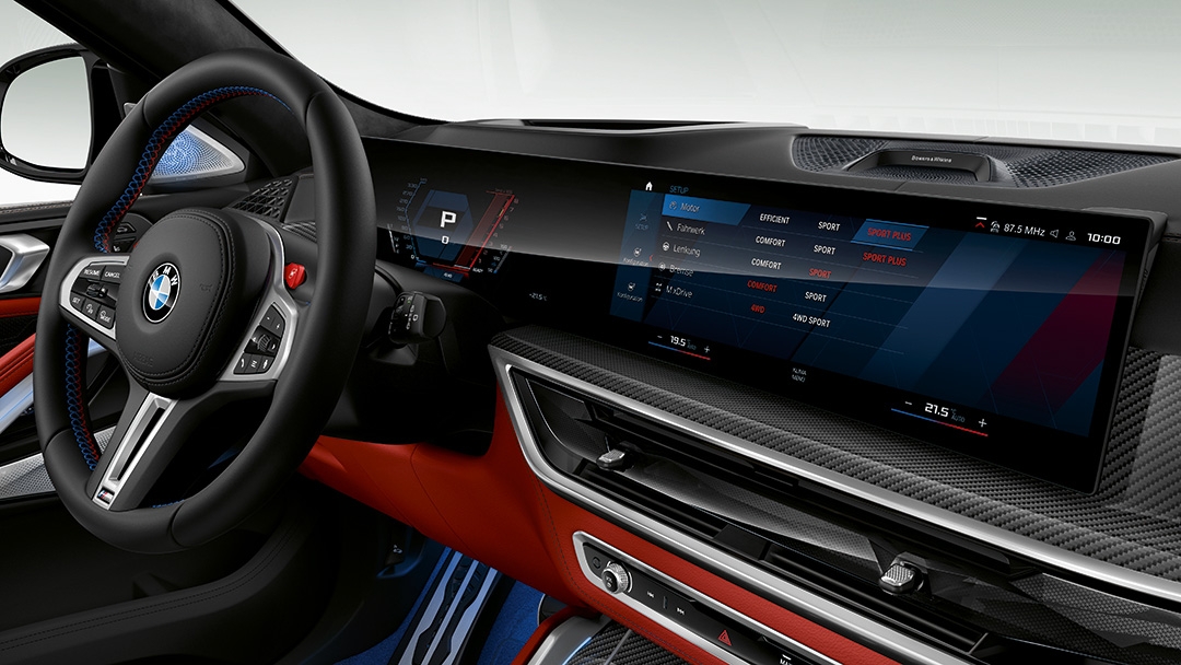 Изогнутый дисплей BMW Curved Display с характерной для M информацией