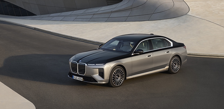 BMW 7 серия, Екі түс. Өз түріндегі жалғыз. BMW Individual шанақ бояуының екі түсті нұсқалары.