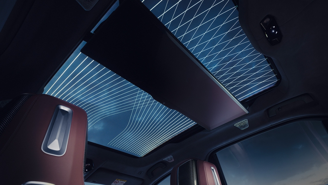 Панорамная стеклянная крыша Sky Lounge.    